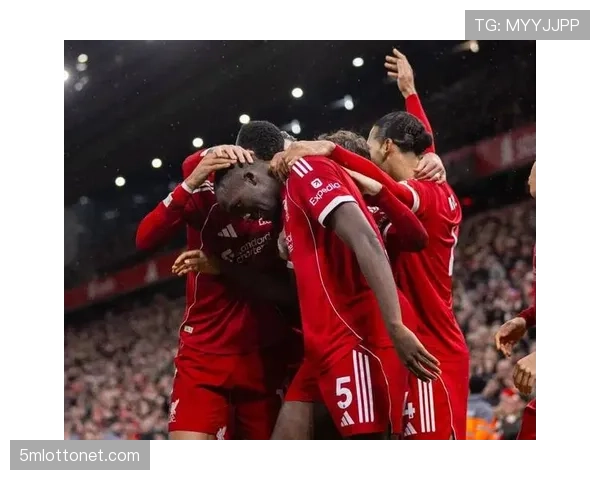 现场花絮:大雨中,小球迷的横幅“永不独行”感动安菲尔德