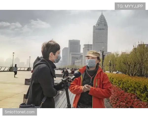 特写镜头：在科隆大教堂前，球迷自发悼念去世的俱乐部传奇人物